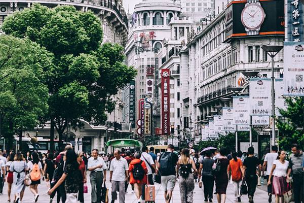 Blick in eine chinesische Geschäftsstraße (Foto unsplash / Hanny Naibaho)