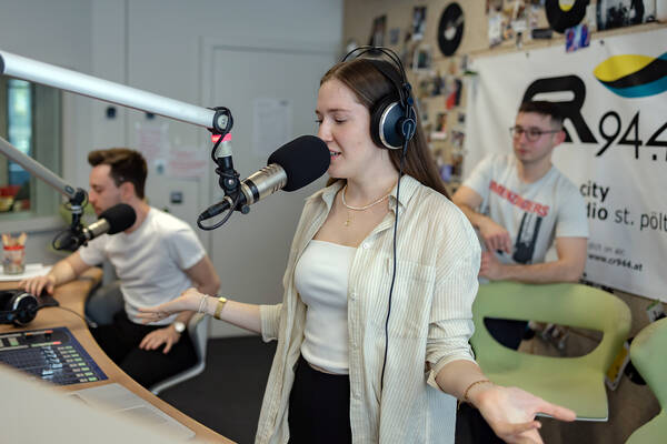 Im Studio des Campus & City Radio St. Pölten: THWS-Studierende arbeiteten während der International Radio Days an zwölf Radiosendungen (Foto: THWS/René Anderl)
